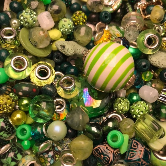 COPY - Large Mixed Lot of GREENS BEADS CHARM New & Vintage All shapes & Sizes - Picture 10 of 11